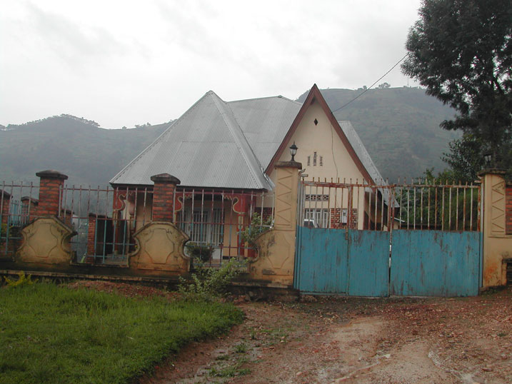 Abaturage bafite amikoro adahambaye bubaka inzu nk'iyi mbere y'imyaka 2005.