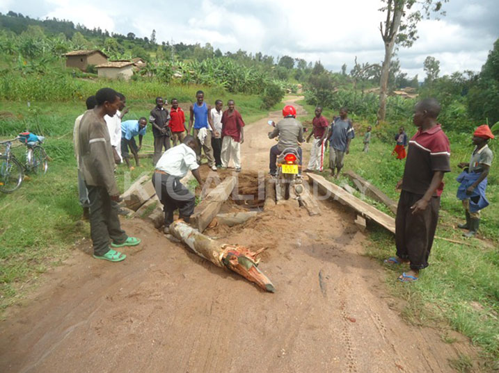 Abaturage bahagarikaga abagenzi ngo babafashe kureba ko basana iri teme.