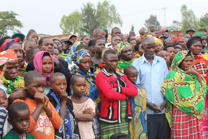 Abaturage bahangayikishijwe n'intaragahanga zibahohotera.