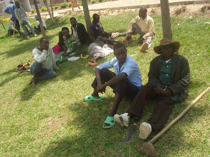 Abaturage bakoraga muri VUP bicaye ku biro by