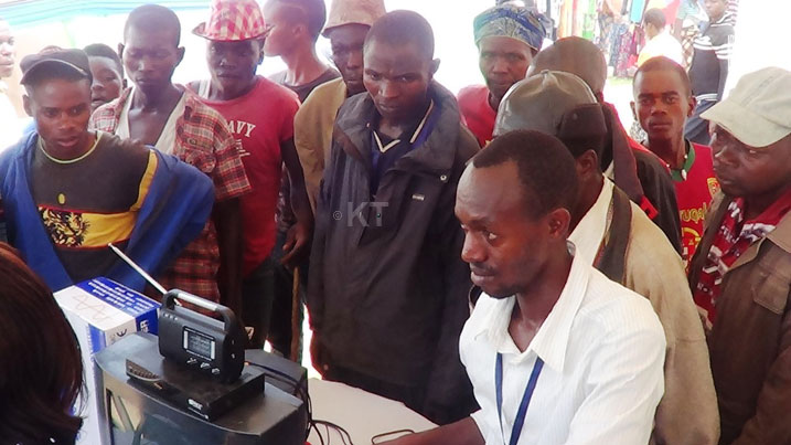 Abaturage bifuza ingufu za Mobisol ariko bagahura n'ikibazo cy'uko ngo bihenda.