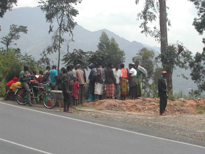 Abaturage bari bashungereye aho umurambo wa Dusabimana wabonetse.