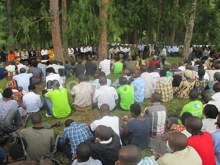 Abaturage bari benshi bateze amatwi uko icyumweru cy