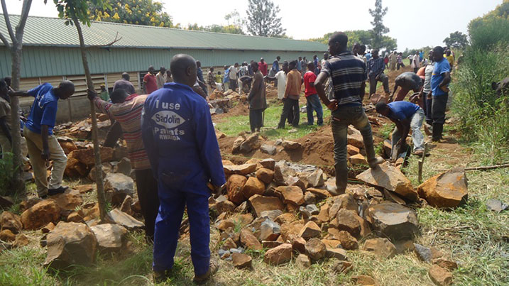 Abaturage biyemeje gutanga umusanzu wabo ngo abana babo babone aho bigira.