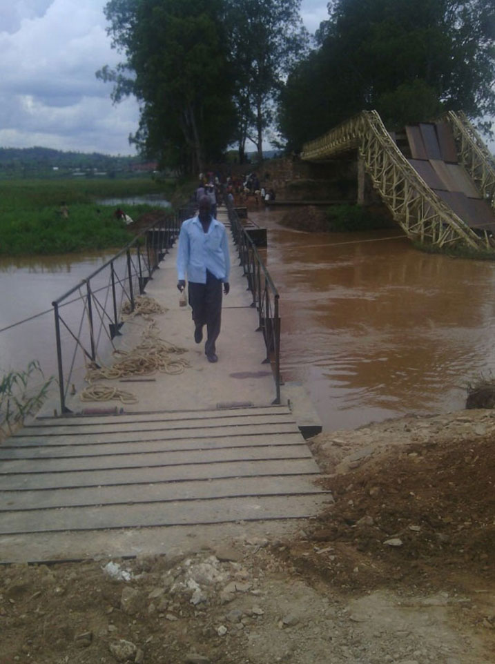 Abaturage baruhutse gutanga amafaranga yo kwambuka uruzi rw