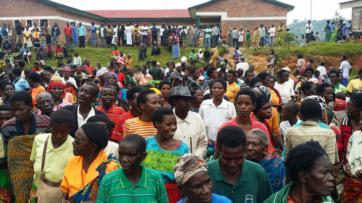 Abaturage bashimira "Agaciro Generation" ubwisungane bahawe.