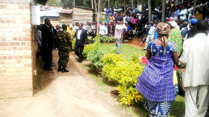 Abaturage bashimiwe kwihangana bagize kugira ngo ikibazo cyabo gikemuke.