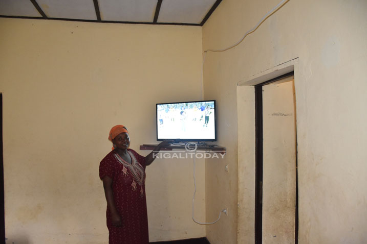 Abaturage basigaye babasha kureba televiziyo.