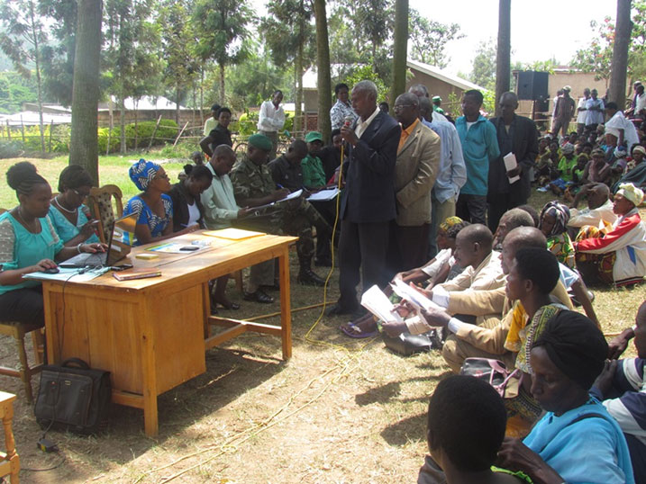 Abaturage batondaga umurongo kugira ngo babaze ibibazo byabo.