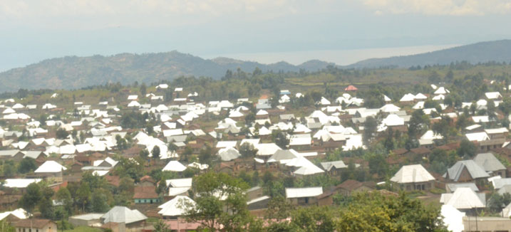 Abaturage batuzwa mu mudugudu mu murenge wa Nyakiriba.