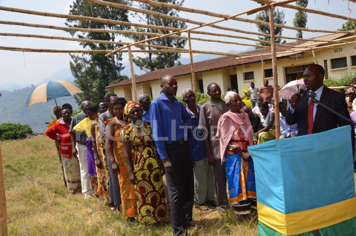 Bamwe mu baturage bari bagiye gutanga ibitekerezo byabo ku kuvugurura Itegeko Nshinga bagaragaje ko bifuza kuyoborwa na Perezida Kagame Paul manda zitabarika