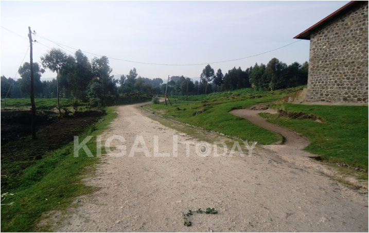 Abaturage bavuga ko uretse kongera igiciro ibikomoka ku buhinzi,uyu muhanda bakorewe wanabakuye mu bwigunge woroshya imigenderanire.