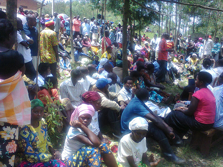 Abaturage bemeza Nyirandayambaje avuka aho asaba gusubizwa bityo agomba guhabwa isambu ye.