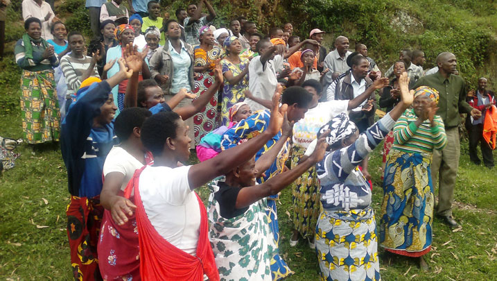 Abaturage bishimiye inka bagabiwe babyina.