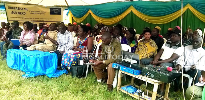 Abaturage bitabiriye ibiganiro bya Transparency International i Nyakiriba.