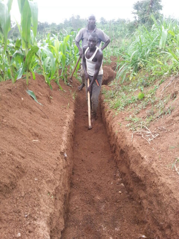 Abaturage mu gikorwa cyo guca imirwanyasuri izajya ifata amazi.