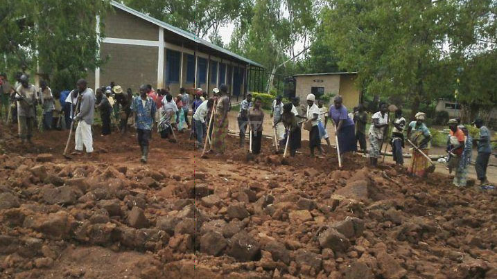 Abaturage mu muganda wo kubaka ibyumba by