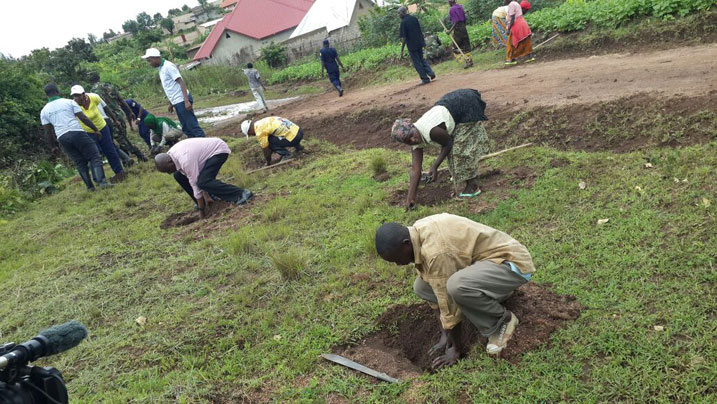 Abaturage n'abayobozi mu karere ka Nyanza mu gikorwa cyo kongera ubuso buteweho ibiti.