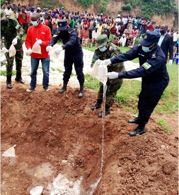 Abaturage bibukijwe ko kwishora mu bucuruzi bw