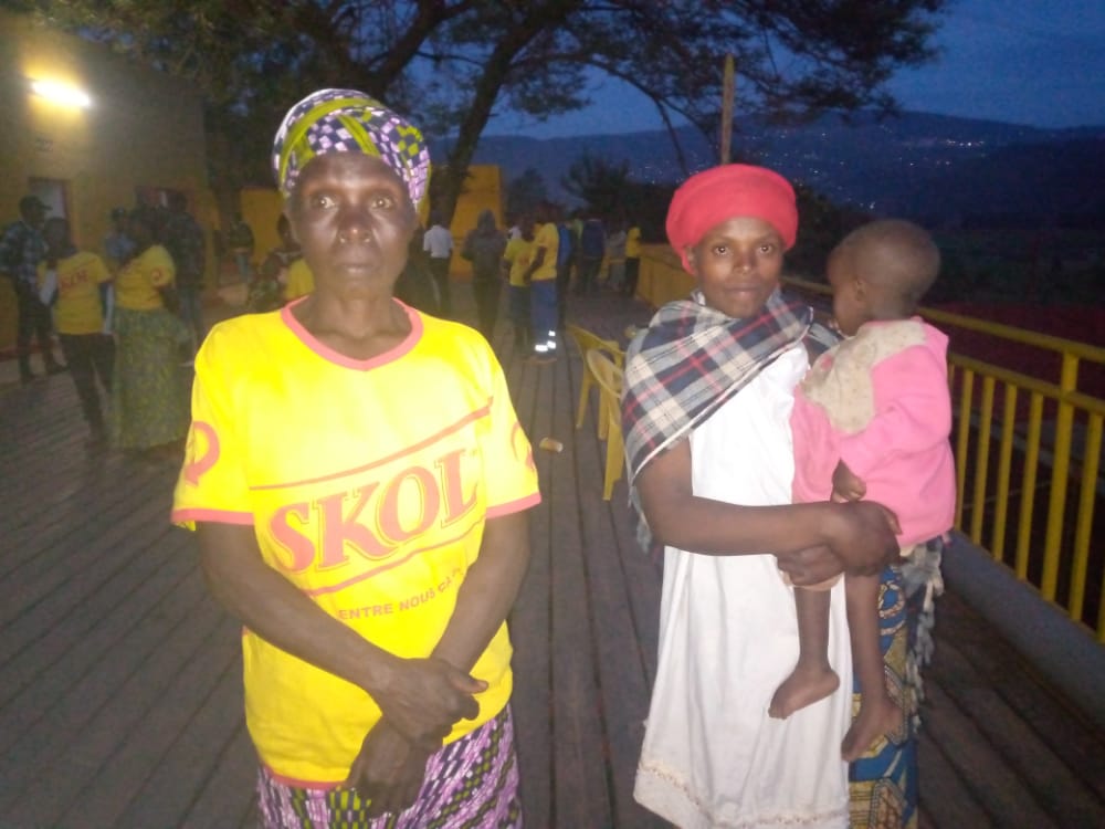 Murekatete Ruth na mugenzi we Riziki Ernestine bishimira ko ubu bagiye mu mubare w'abafite mituweli