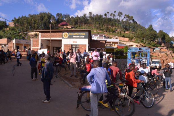 Abaturage begereye umuhanda bumva ubutumwa bahabwa