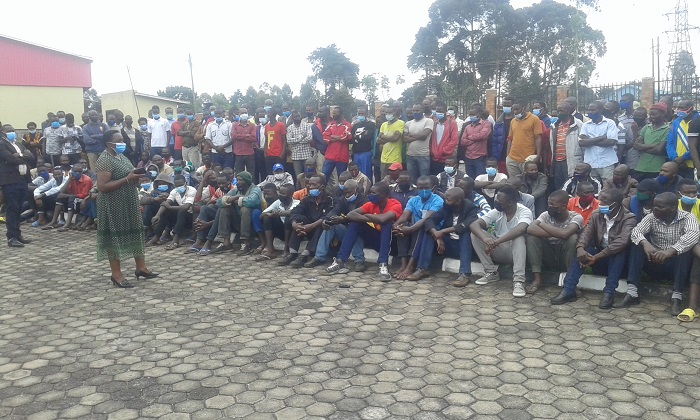 Babanje kumenyeshwa ibisabwa kugira ngo banyure ku mupaka wa Cyanika