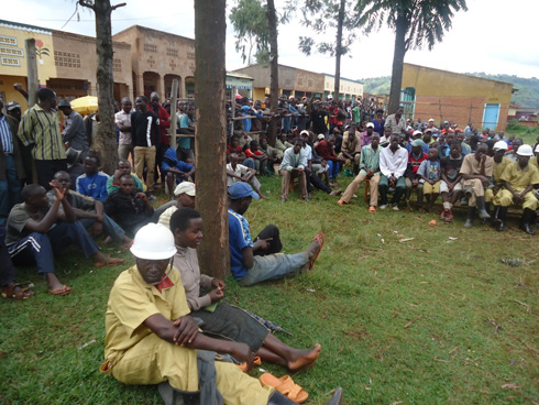 Abaturage b'Umurenge wa Ruli baje kumva ijambo rya Minisitiri Imena. (Foto:L. Nshimiyimana)
