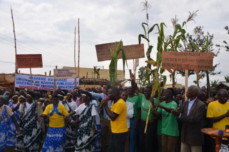 Abaturage ba Nzahaha bishimira ko basigaye beza imyaka bagasagurira n'isoko