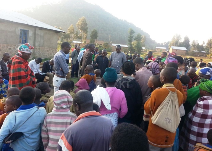 Abaturage bafashe umwanya wo kubasengera Imana kugira ngo urugo rwabo rubane neza.