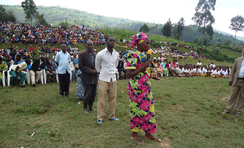 Abaturage baboneyeho kubaza ibibazo byabo.