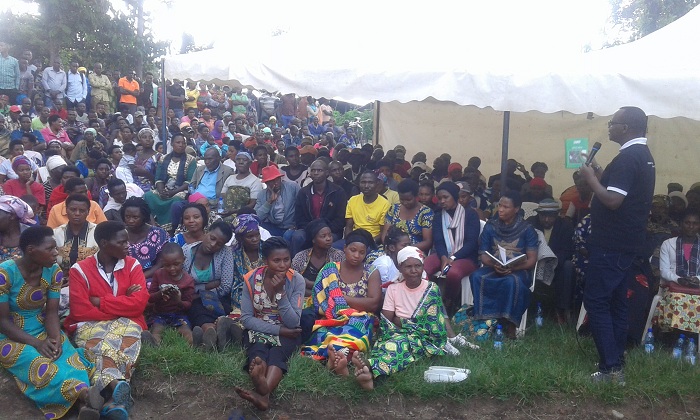 Abaturage bahabwa ibiganiro bijyanye no kurwanya amakimbirane mu ngo