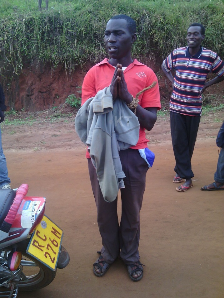 Abaturage bahise bamuta muri yombi batabaza Polisi nayo imugeza aho abaye afungiwe mu gihe agitegereje kugezwa imbere y