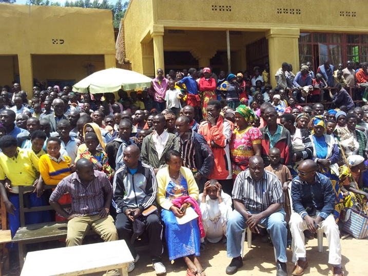 Abaturage baje ari benshi kumva imikirize y'urubanza.