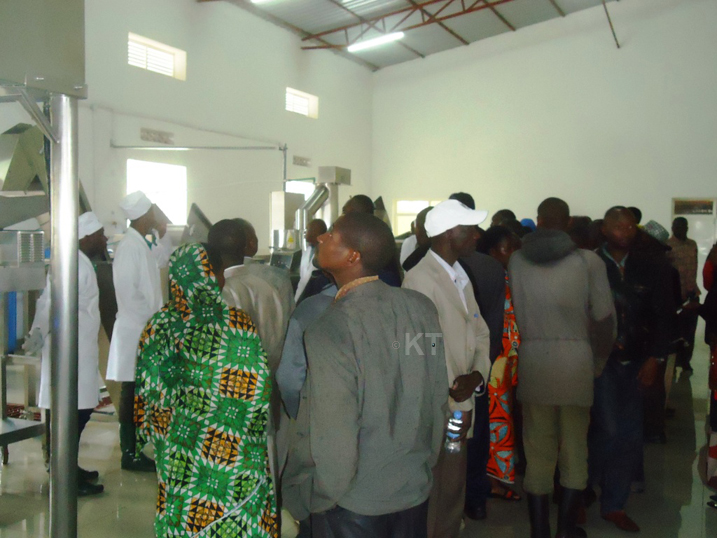 Abaturage bari bafite amatsiko bitegereza uruganda bubakiwe