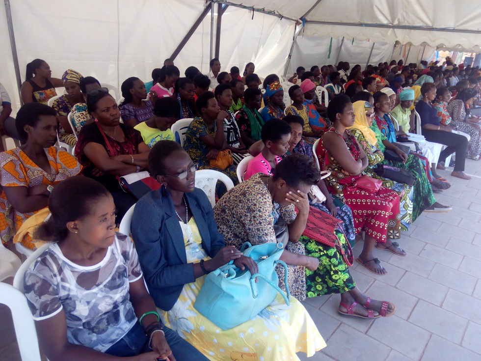 Abaturage bari baje ari benshi kumva no kwirebera abakandida babo ngo bamenye abo bazaha amajwi