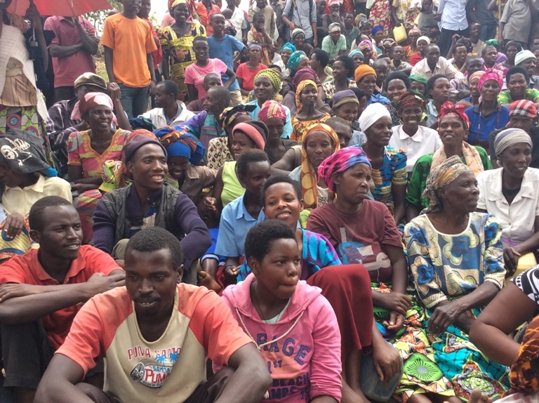 Abaturage bari baje kwirebera abahanzi, aha bari barimo kubaganiriza nyuma y'umuganda