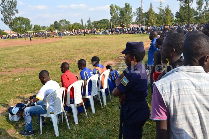Abaturage bari benshi ku kibuga cya Polisi i Rwamagana 