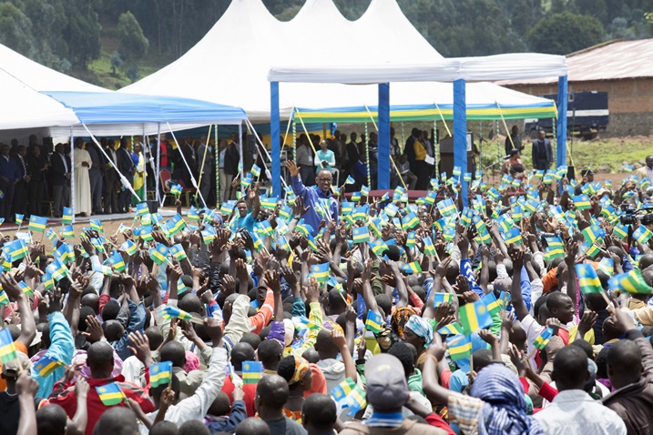 Perezida Kagame ubwo yasuraga abaturage b'Akarere ka Rubavu, bamwakiranye urugwiro.