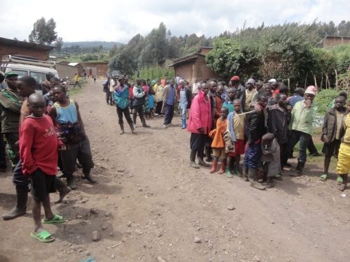 Abaturage bari mu muhanda bategereje guhabwa amabwiriza ngo basubire mu ngo zabo.