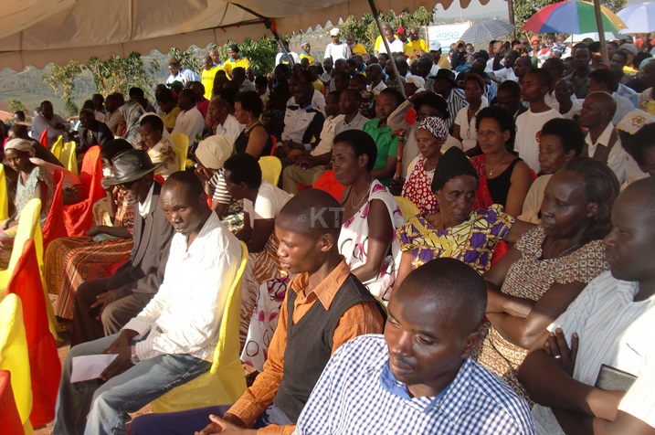 Abaturage basabwe gufata neza uwu muhanda.