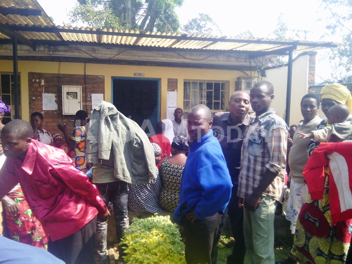 Abaturage bategereje kwinjira ngo basinyishe mitiweri zabo.