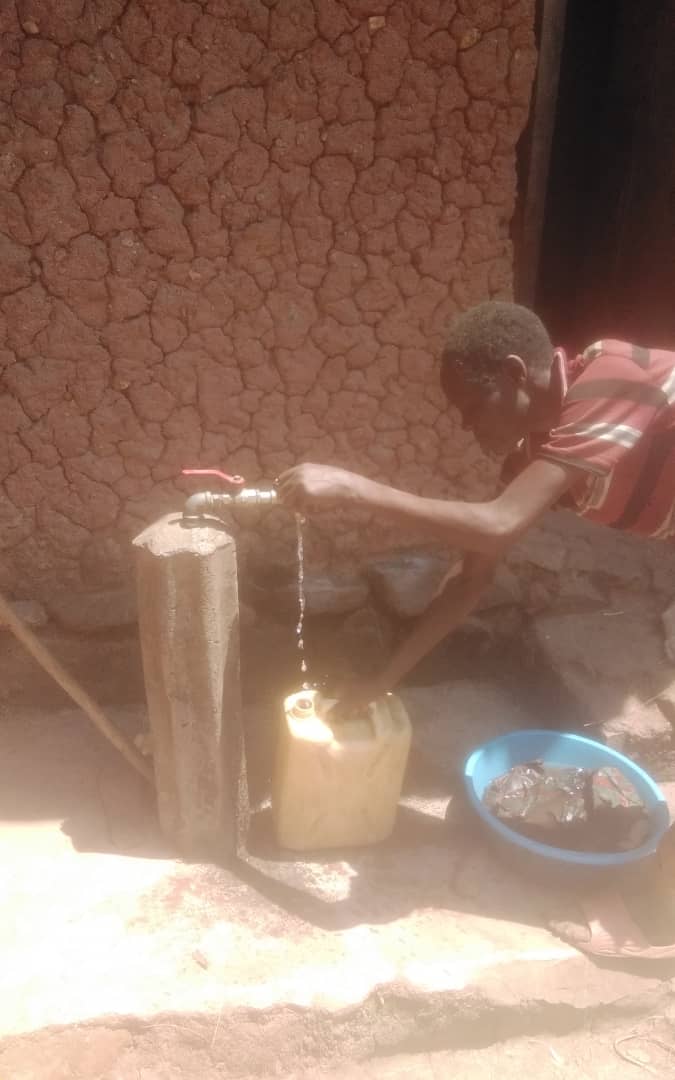 Abaturage bavuga ko bamaze imyaka ibiri bakoresha amazi bikururiye