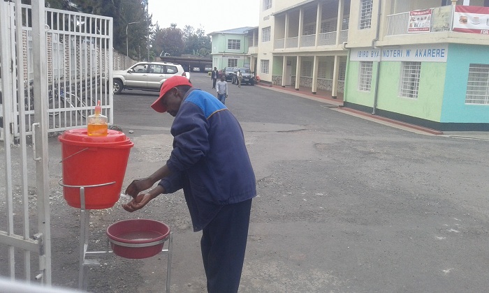 Abaturage bavuga ko no mu ngo zabo bagiye kurushaho kwitabira gahunda yo gukaraba intoki