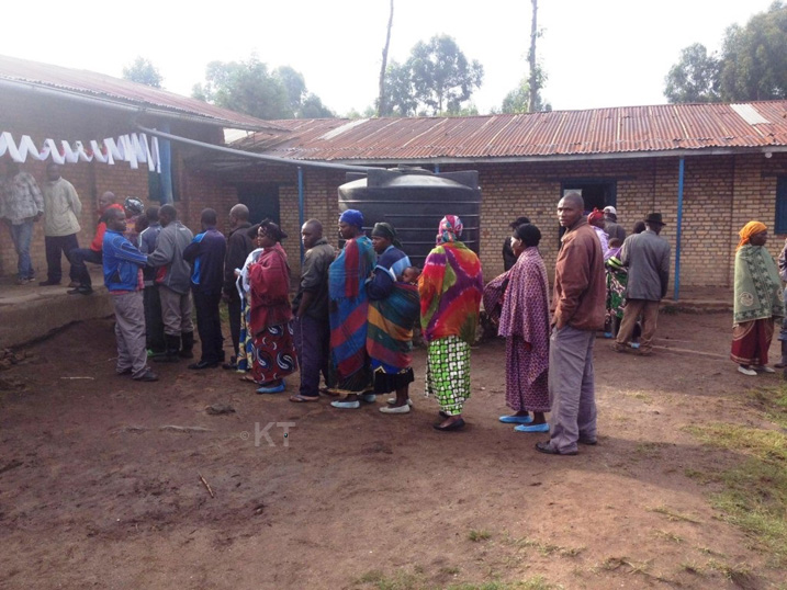 Abaturage bazindukiye gutora abajyanama b'akarere mu murenge wa Mudende