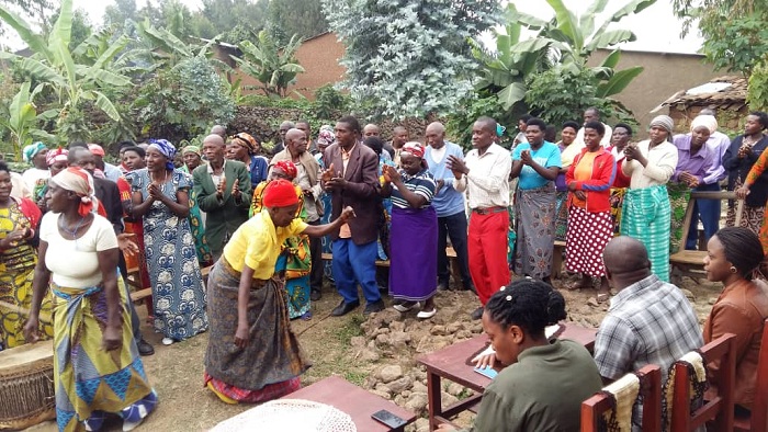 Abaturage bishimira kwakira intumwa za SPARK mu mudugudu wa Gakoro