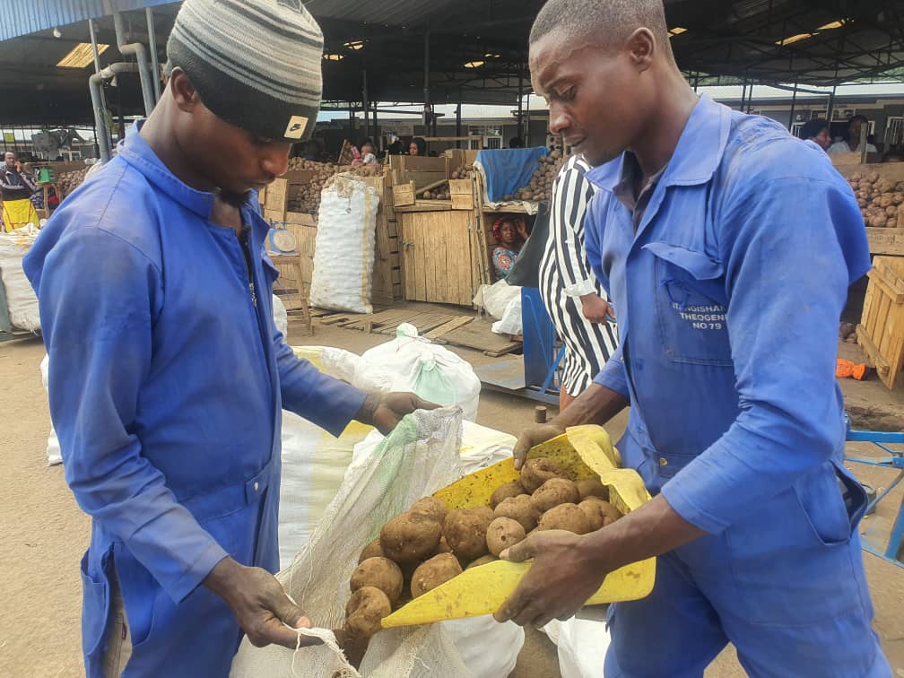 Abaturage bishimiye igabanuka ry'igiciro cy'ibirayi