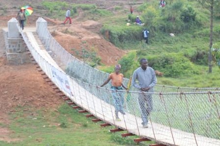 Abaturage bishimiye iteme bubakiwe.