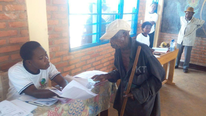 Abaturage bitabiriye ibikorwa by'amatora ku masaha ya kare