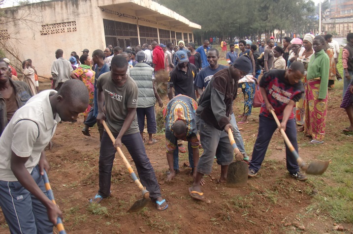 Abaturage bitabiriye igikorwa cy'umuganda.