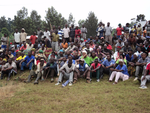 Abaturage bitabiriye umuganda.